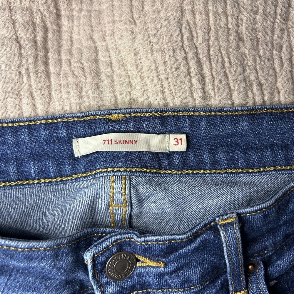 Levi's 711 Skinny Jeans - Picture 3 of 3